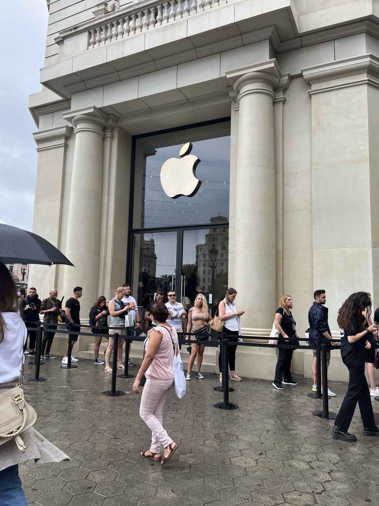 Placa Catalunya - was wondering the reason for the queue when I figured it was the period of a new iphone launch